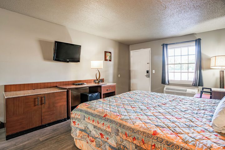 1 King Bed (3 of 17)