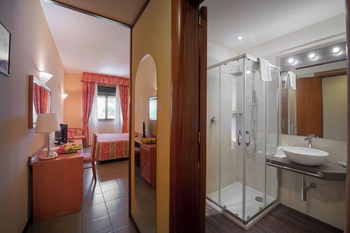 Room 6 of 33