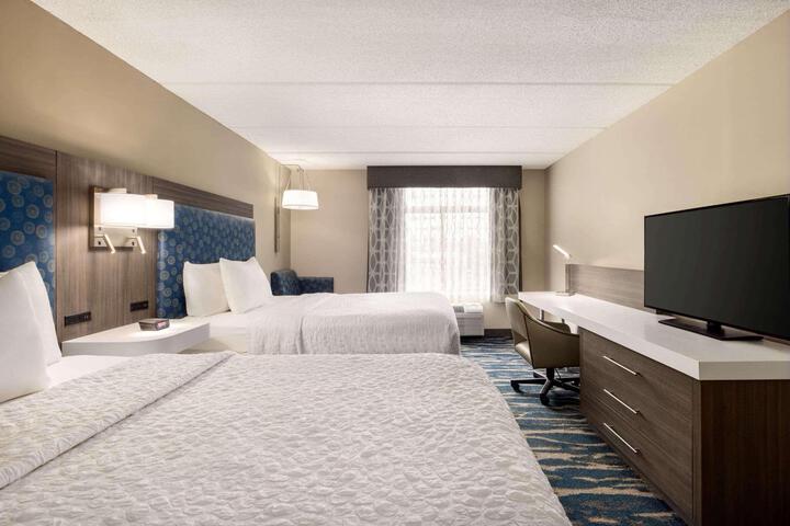 2 Queen Beds (6 of 10)