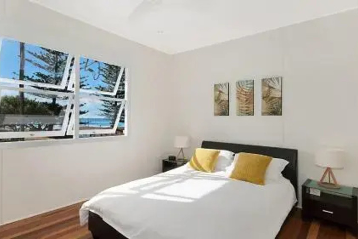 Room 4 of 9