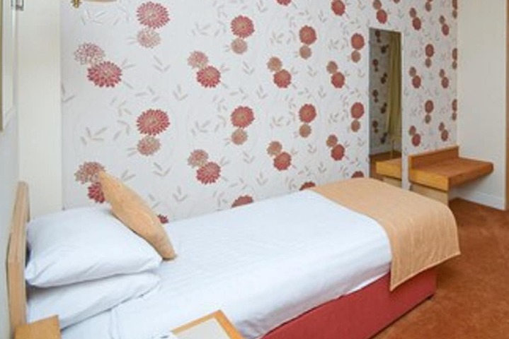 Room 3 of 43
