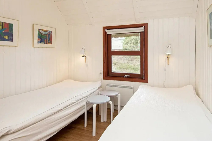 Room 4 of 12