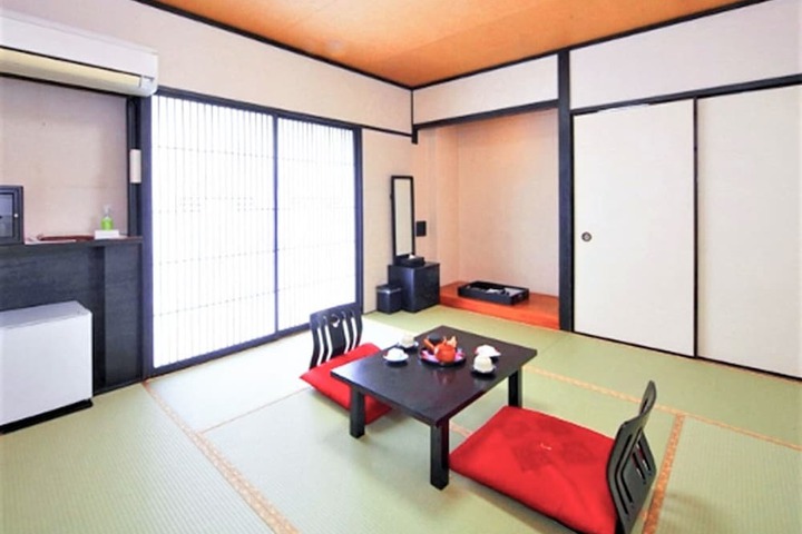 Room 4 of 33