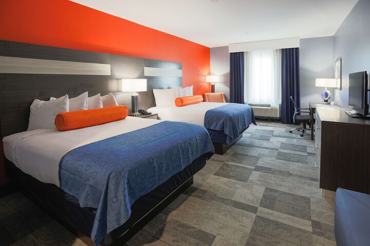 2 Queen Beds Pillowtop Bed 40 Inch LCD TV, Microwave and Refrigerator Full Breakfast (5 of 12)
