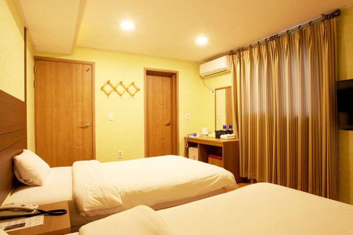 Room 17 of 28
