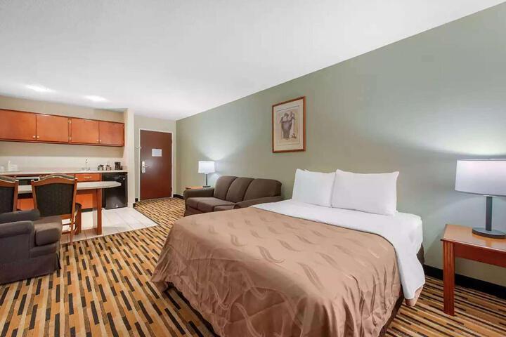 1 King Bed (10 of 11)