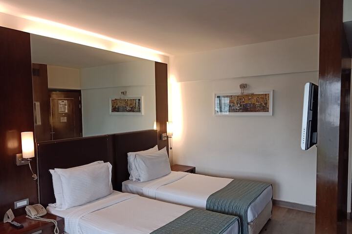 Room 13 of 22