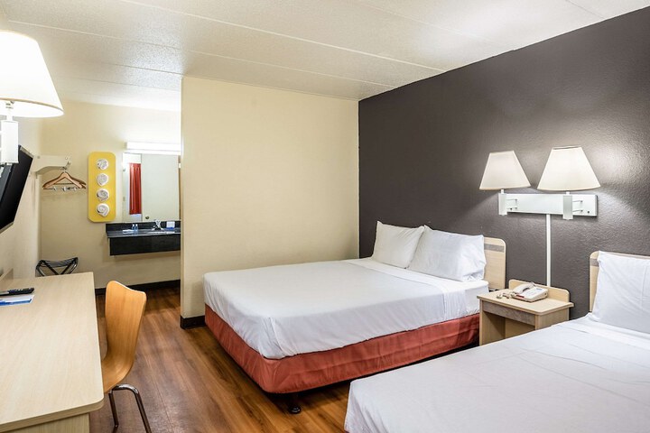 2 Double Beds (8 of 12)