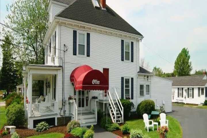 Carriage House Motel Cottages & Suites in Wells, ME
