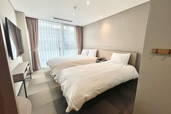Room 14 of 33