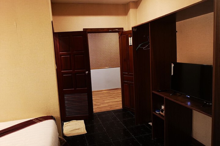 Room 25 of 103