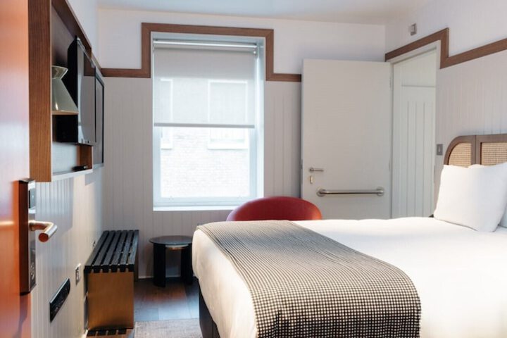 Room 25 of 65