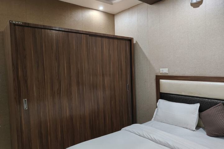 Room 10 of 18