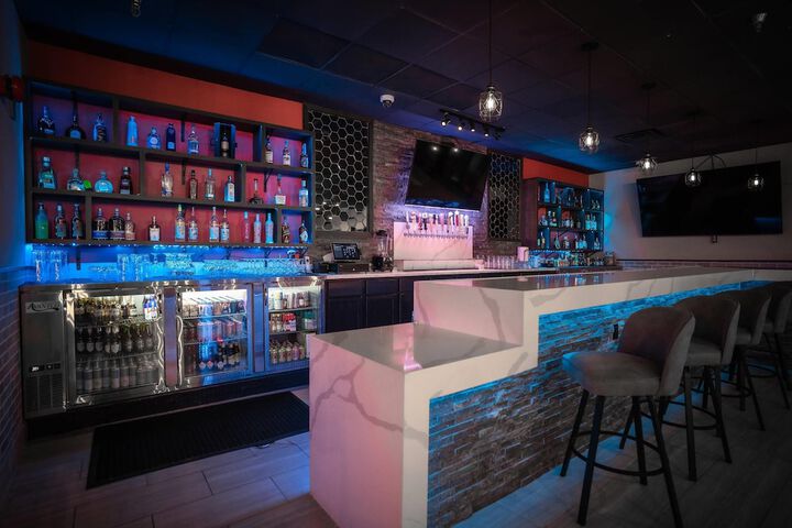 Lounge 23 of 28