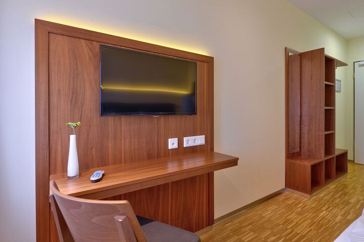 Room 11 of 33