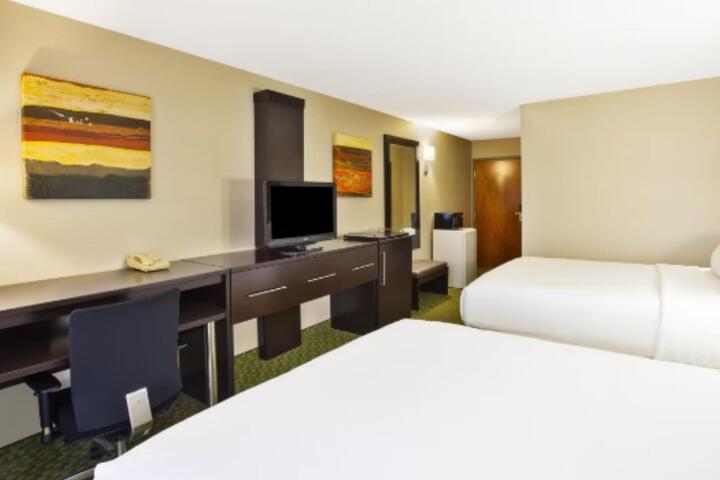 2 Queen Beds Standard Mobility Accessible Tub (14 of 22)