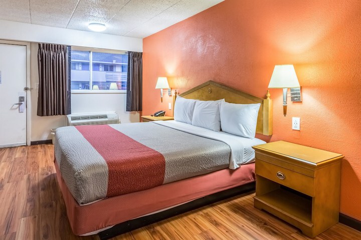 1 King Bed (6 of 18)