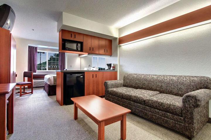 1 Queen Bed (2 of 7)
