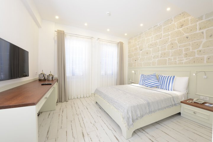 Room 4 of 52