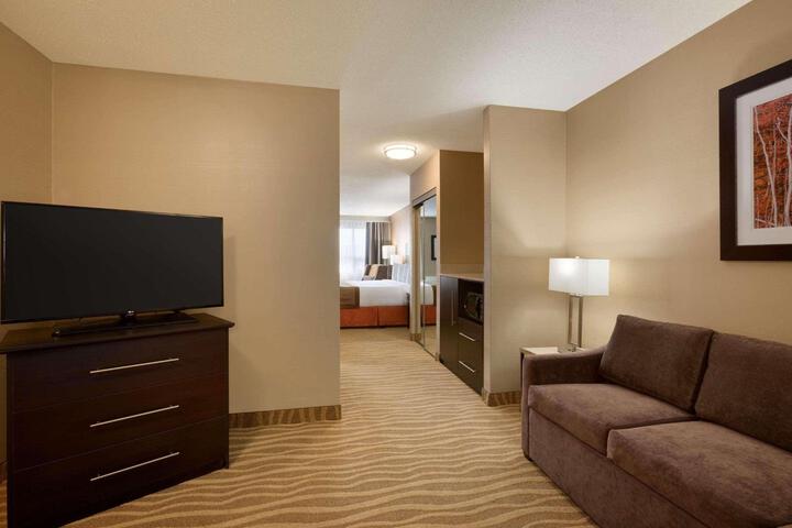 1 King Bed (4 of 7)