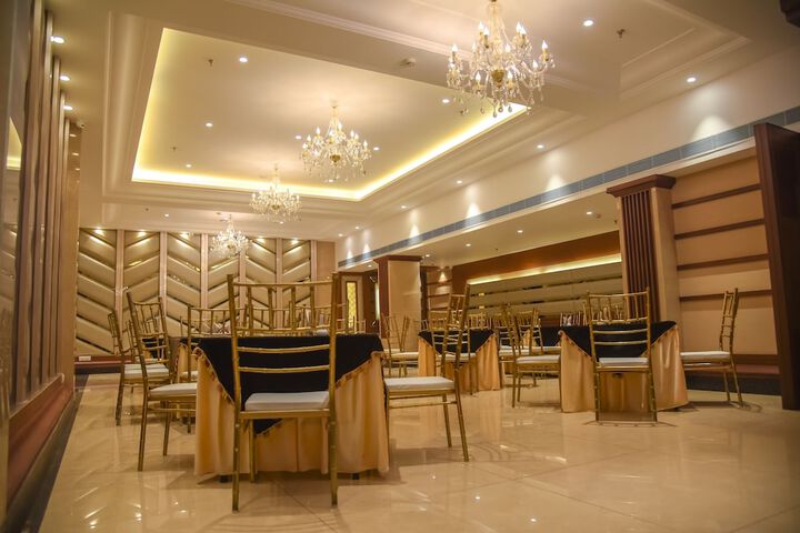 Ballroom/Hall 24 of 27