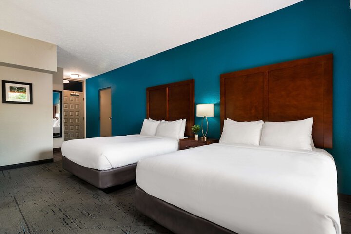 2 Queen Beds Balcony Microwave and Refrigerator WiFi Full Breakfast (6 of 12)