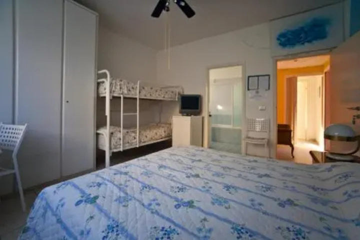 Room 8 of 10