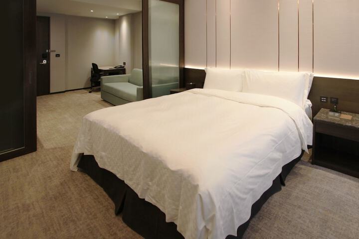 Room 12 of 32