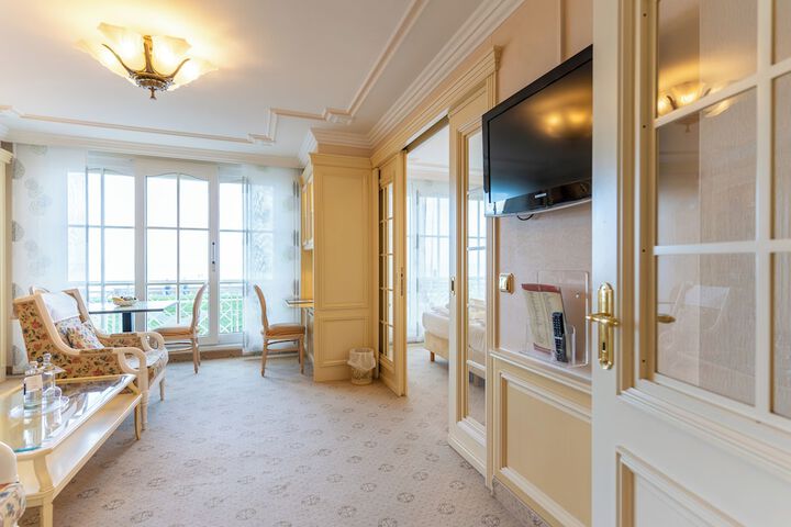 Room 10 of 28