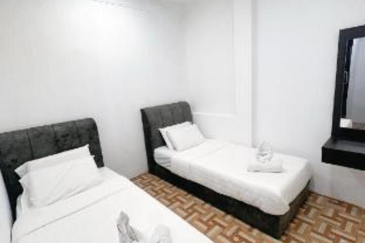 Room 6 of 8
