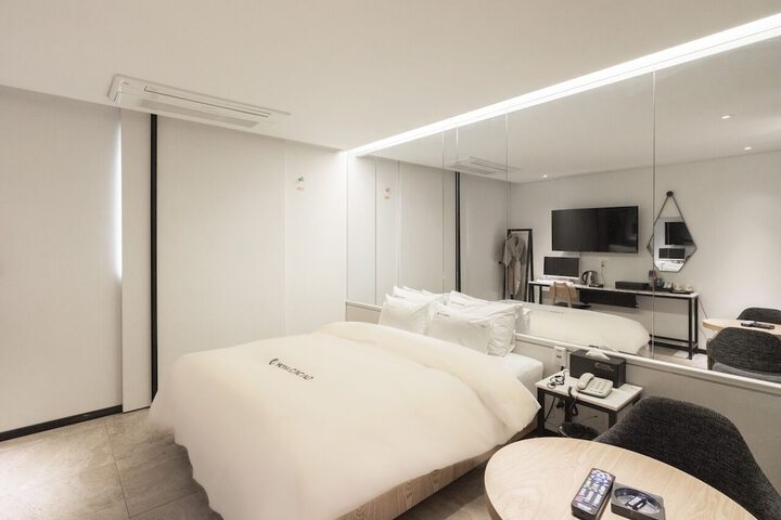 Room 4 of 52