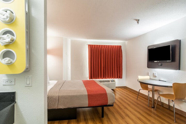 1 Queen Bed (7 of 9)