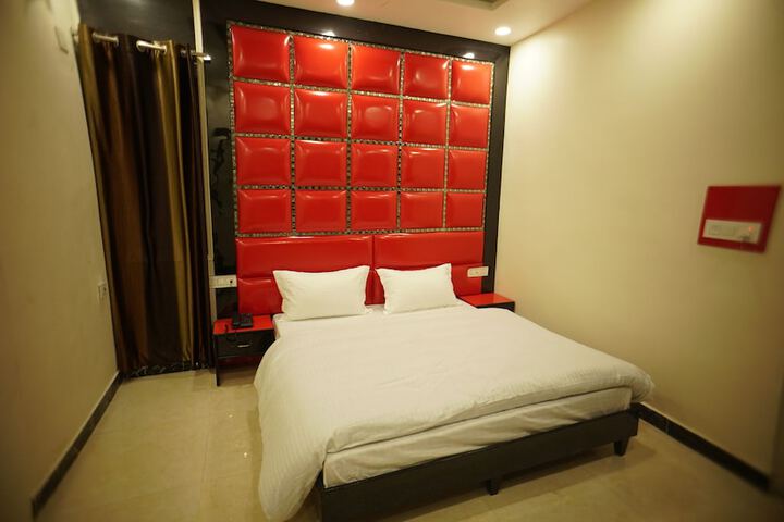 Room 13 of 18