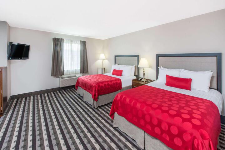 2 Queen Beds (7 of 12)
