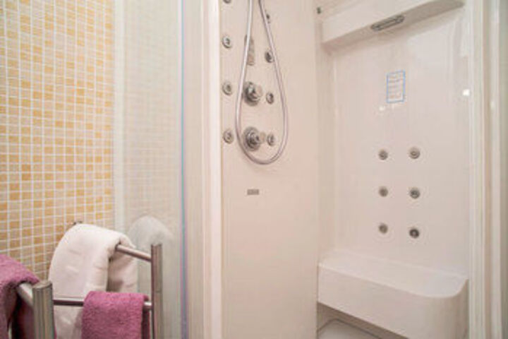 Room 53 of 320
