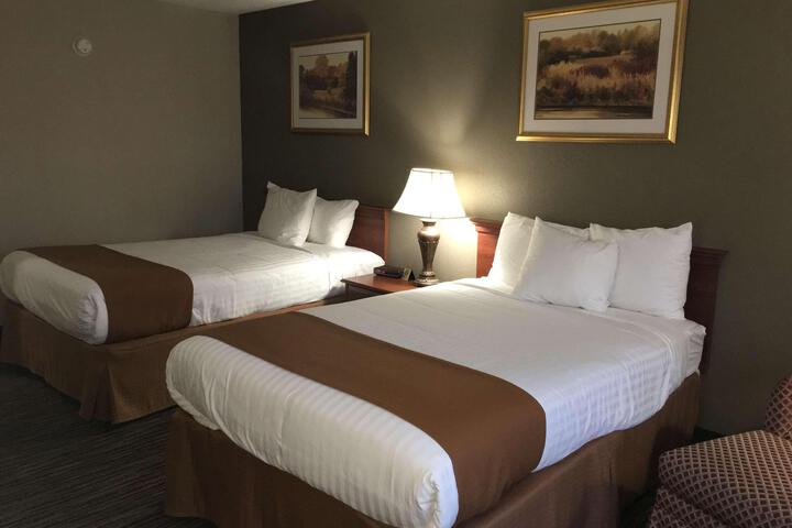 2 Queen Beds Microwave and Refrigerator WiFi Full Breakfast (5 of 8)