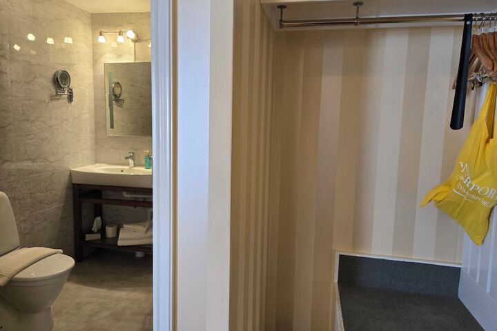 Room 148 of 334