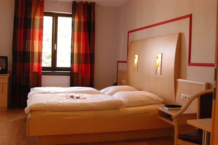 Room 8 of 98