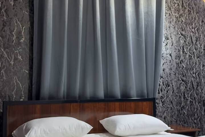 Room 4 of 9