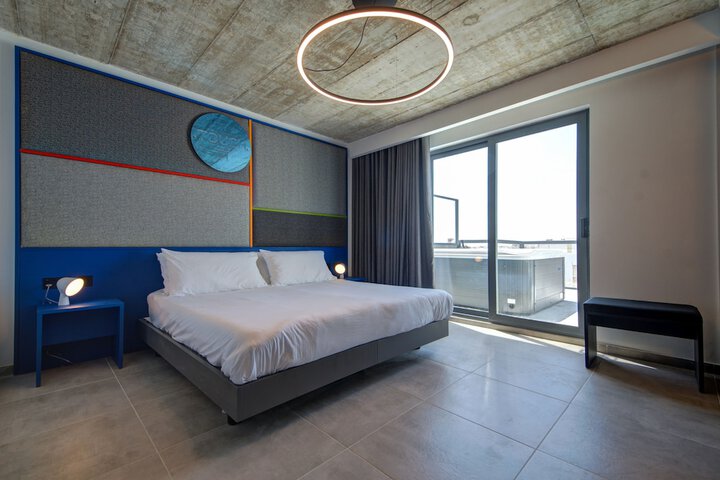Room 4 of 62