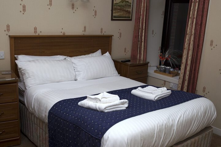 Room 5 of 16