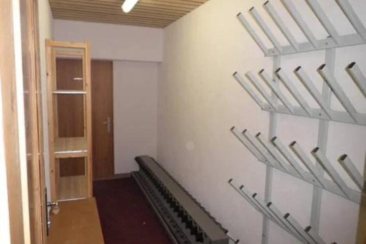 Room 9 of 16