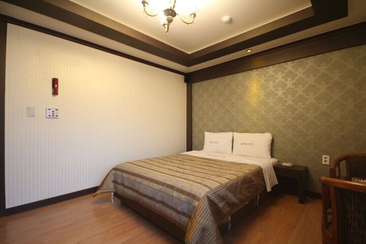 Room 10 of 19