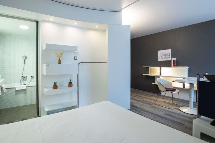 Room 25 of 106