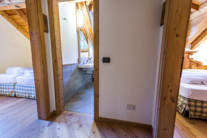 Room 17 of 39