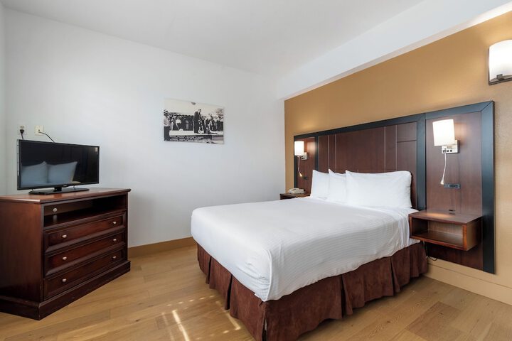Queen Size Bed (7 of 19)