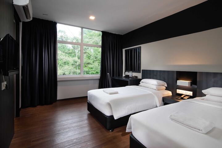 Room 3 of 37