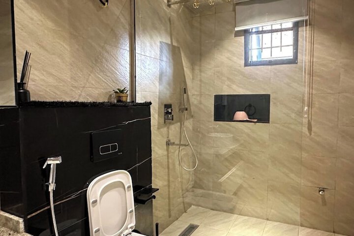 Room 9 of 33