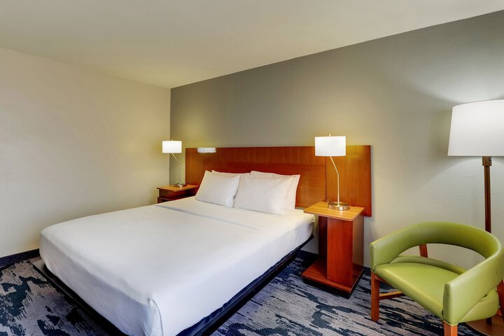 1 King Bed (10 of 14)