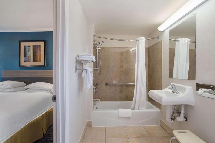 Accessible 1 Queen Mobility Accessible Bathtub Continental Breakfast (5 of 20)